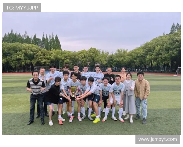 南沙南英湾区青年足球队奋勇争先打造青年足球新风貌