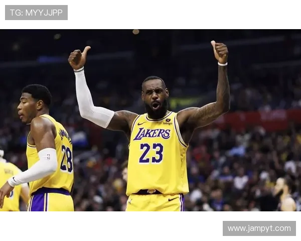 勒布朗詹姆斯复出带领湖人战胜勇士，创下历史新纪录并激活队伍士气