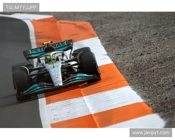 F1赛季激战正酣 赛车手技术比拼引发全球车迷热议 F1赛季激战正酣 赛车手技术比拼引发全球车迷热议
