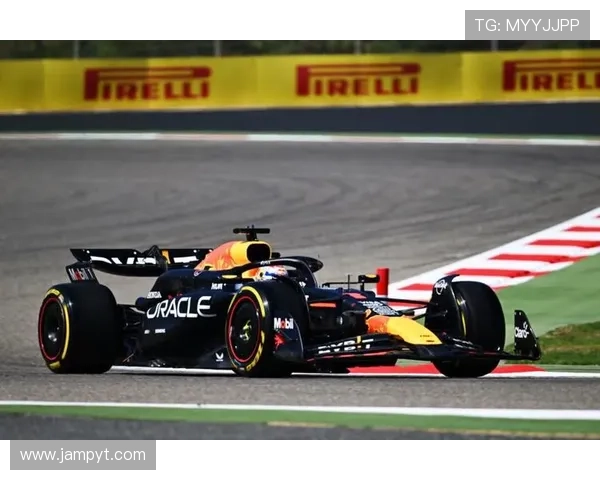 F1赛季激烈角逐持续 红牛车队稳居领跑地位 各队争夺白热化 F1赛季激烈角逐持续 红牛车队稳居领跑地位 各队争夺白热化